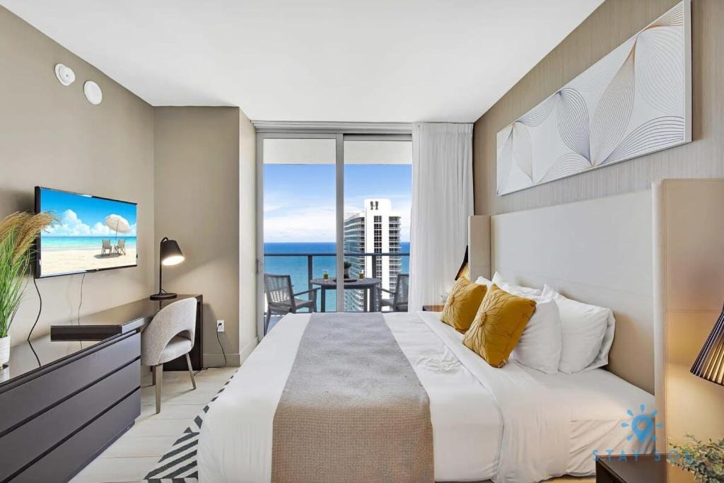 Hollywood South Central Beach Apartment | Oceanfront View - Balcony - Hot Tub - Gym