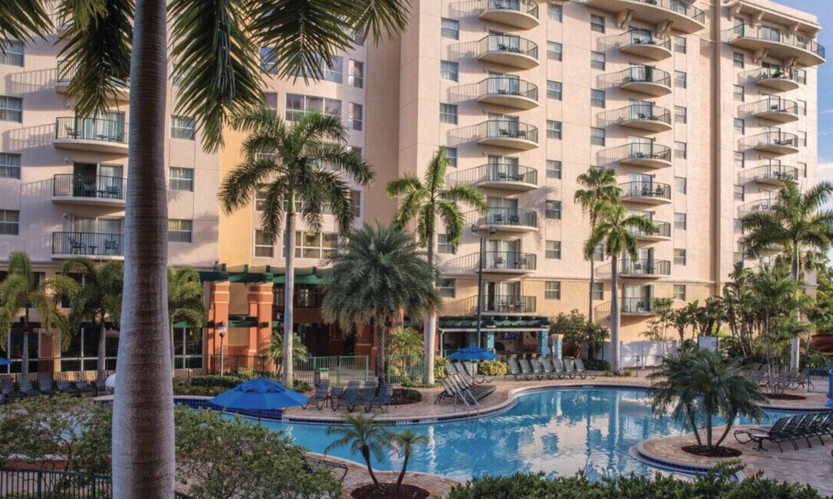 Survey Creek Resort | Official Wyndham Palm-Aire 2BR Suite - Sleeps 8 - Pools, Balcony & Resort Access
