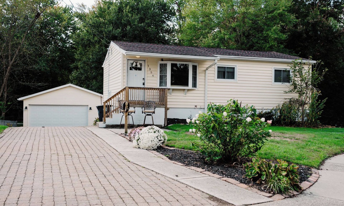 Akron House | Ohio Towpath Paradise Luxury Canal-Side 3BR Pet-Friendly Near DT Akron and kayak