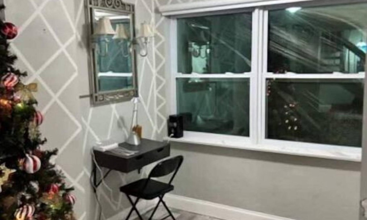 Lauderhill House | On the beautiful lake, it is close to the airport, malls,restaurants ,beach etc.