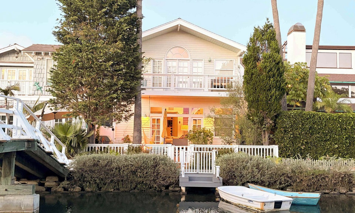 Venice Canals House | On the Grand Canal Rooftop Cinema FIFA2026