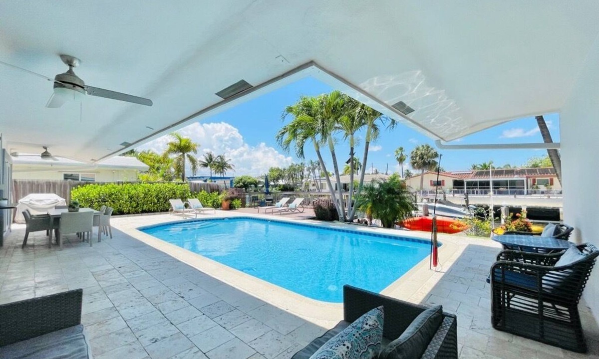 Coral Ridge Isles House | On the water-Highly rated Central location, 2 miles to downtown-beach-Kayaks