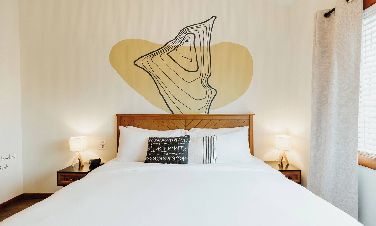 Kalispell Hotel | One-Bedroom King Deluxe Suite with Full Kitchen and Washer/Dryer in the Heart of Kalispell, MT