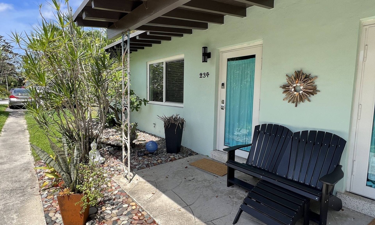Delray Beach House | One Mile to Beach, Two Bedrooms & High Speed Wifi & Laundry