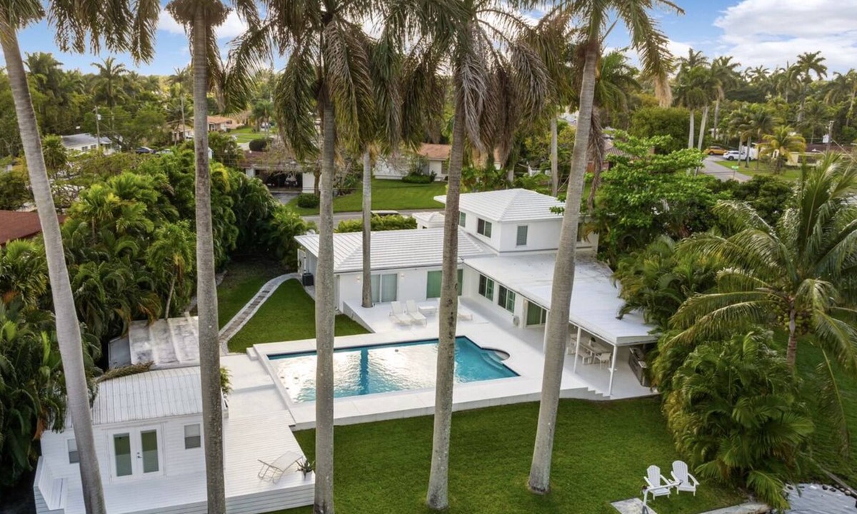 Biscayne Park Villa | One of a kind 5 palms waterfront villa sleeps 14