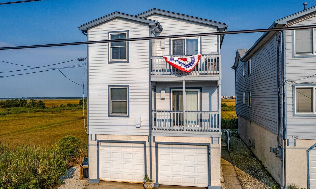 South End House | Only a Select Few have these panoramic views of the wetlands!