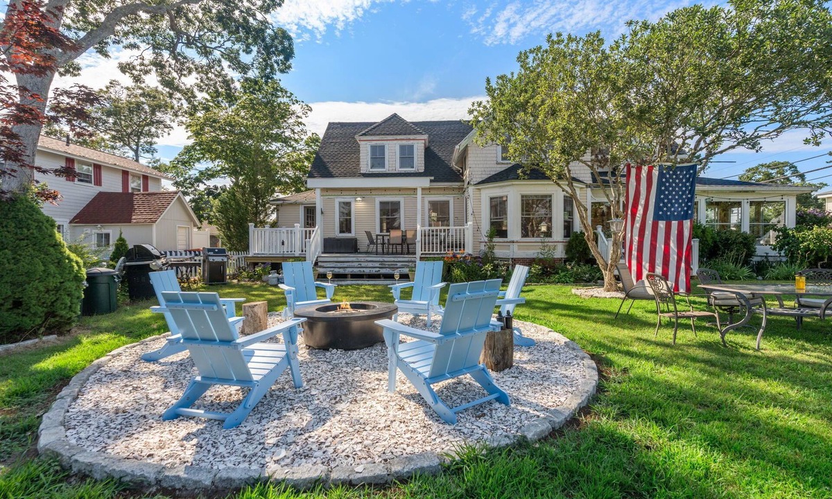 Onset House | Onset Oasis 2 min walk to beach, Sleeps 14, HUGE yard w/lawn games & 2 grills!