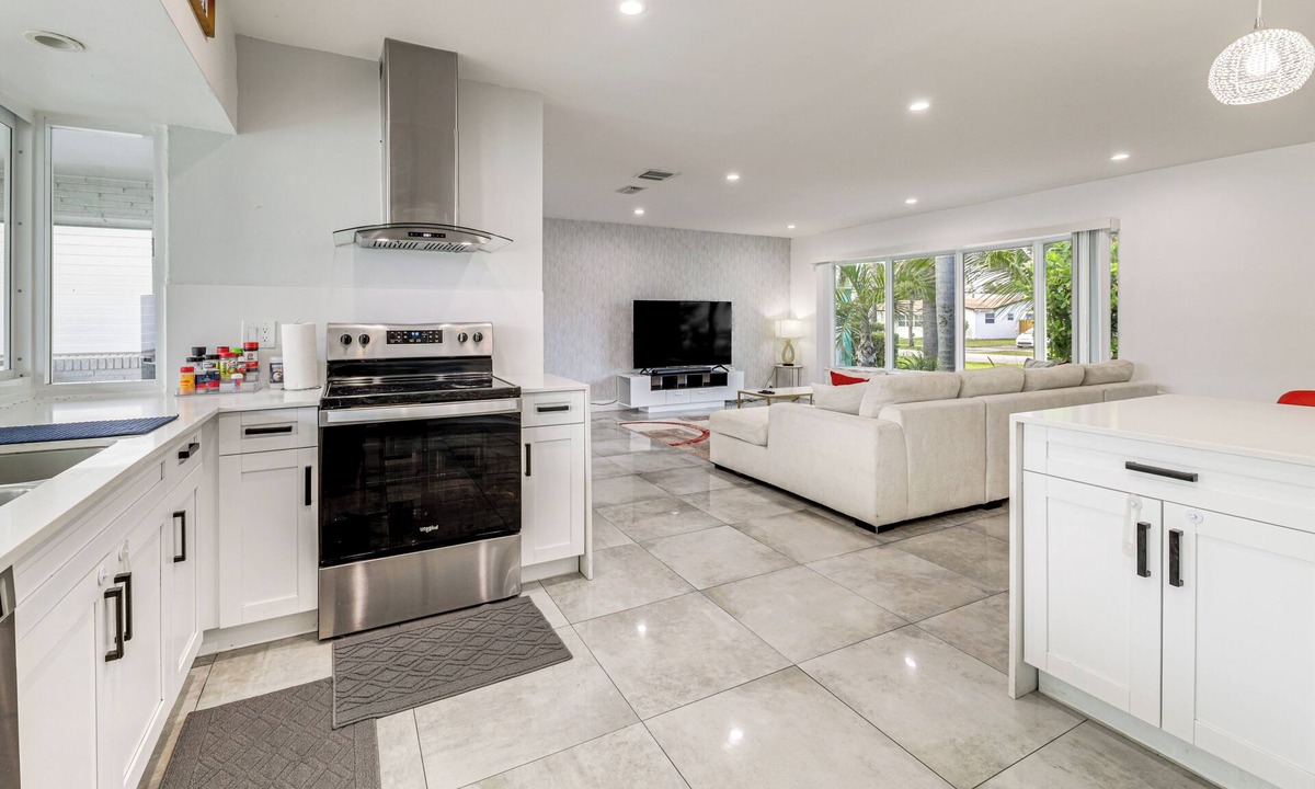 Hollywood Hills Cottage | Outdoor Oasis w/Games: Sleek Hollywood Home!