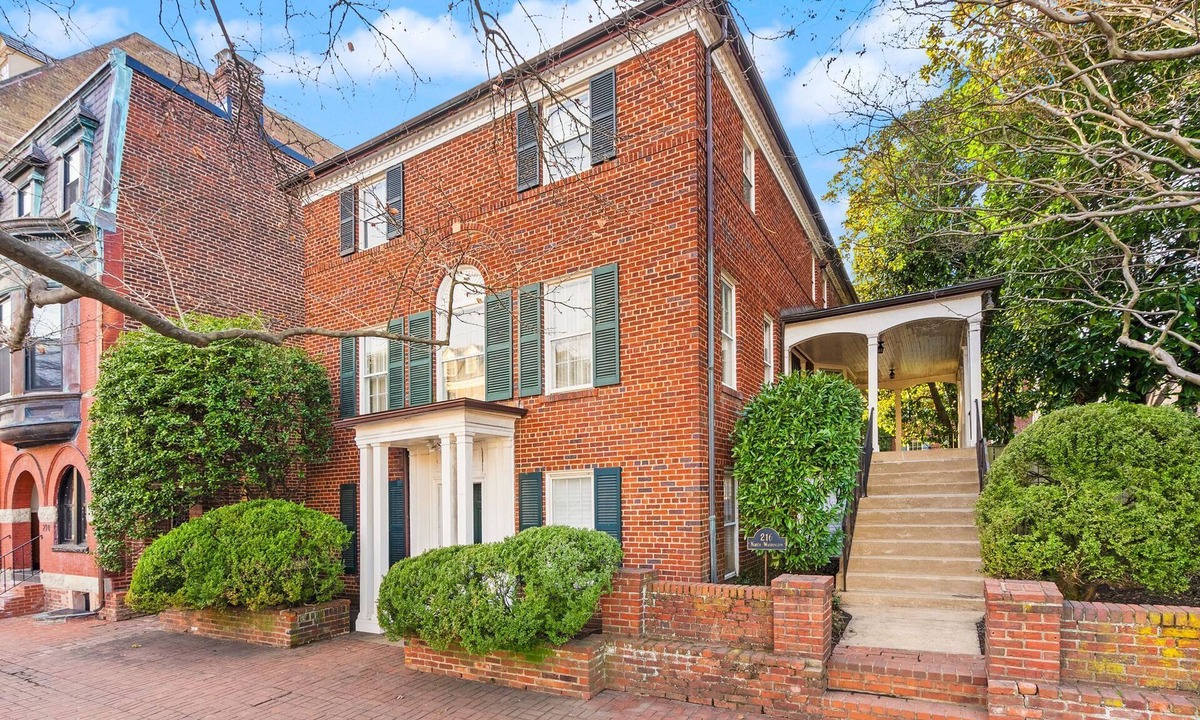 Old Town West House | OwlHouseALX - Largest property in Old Town w Pool! Hosts 16+, 9bd, 99 walk score