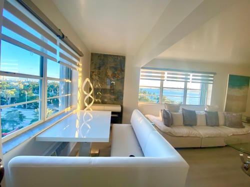 North Bay Village Apartment | Panoramic luxurious waterfront one bedroom apartment with Miami skyline view Free parking 5min drive to Miami Beach