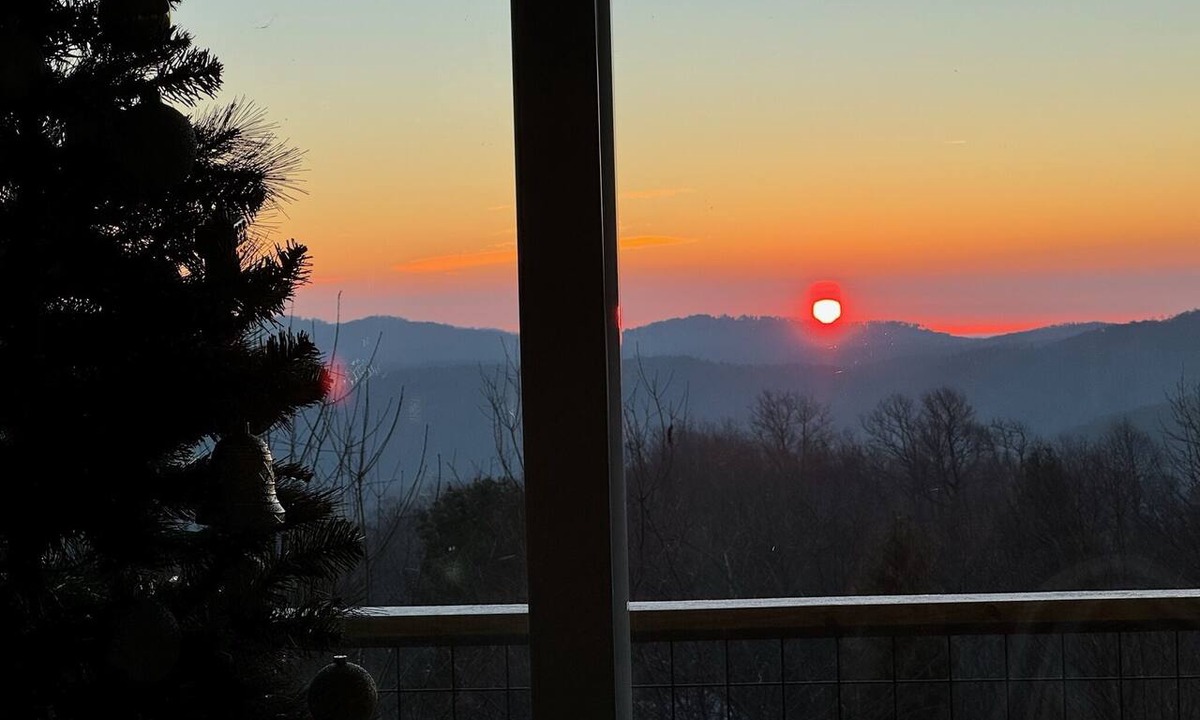 Seven Devils Cabin | PanoView Pickleball PoolTable Spa Kings Arcade Fire Table Fireplace Central