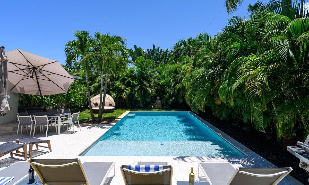 Middle River Terrace House | Paradise Home 3 BR with Heated Pool close to Beach
