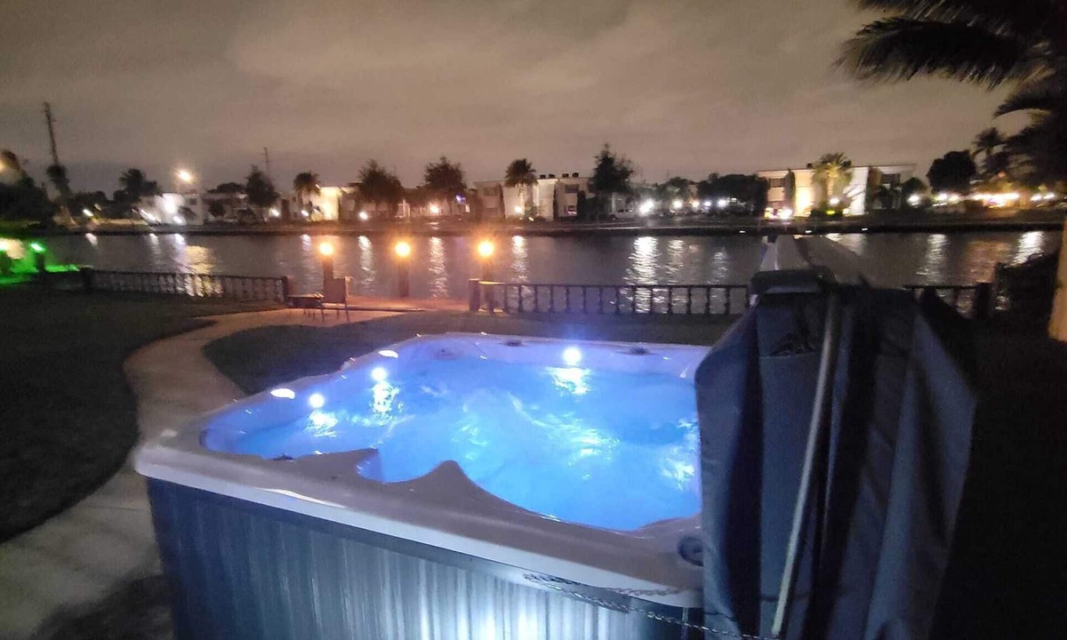 Imperial Point House | Paradise Waterfront-Jacuzzi-heated Pool-Games Family Home-5min to beach, BBQ