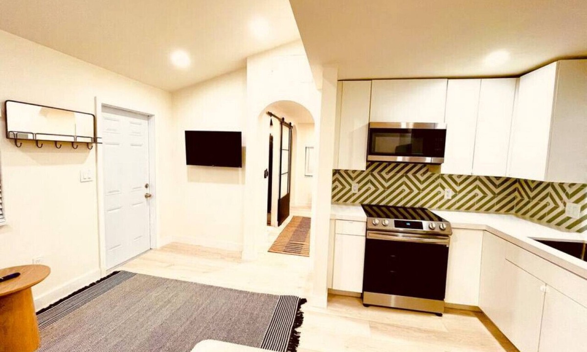 Middle River Terrace Cottage | “Pastel home”Coastal vibes! Near beach/ports!