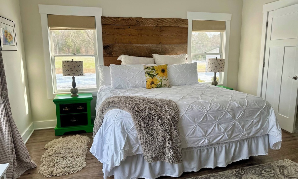Charles City Bed & Breakfast | Peace Hill Farm Bed and Breakfast. Private Suite with Luxury Bath & Scenic Views