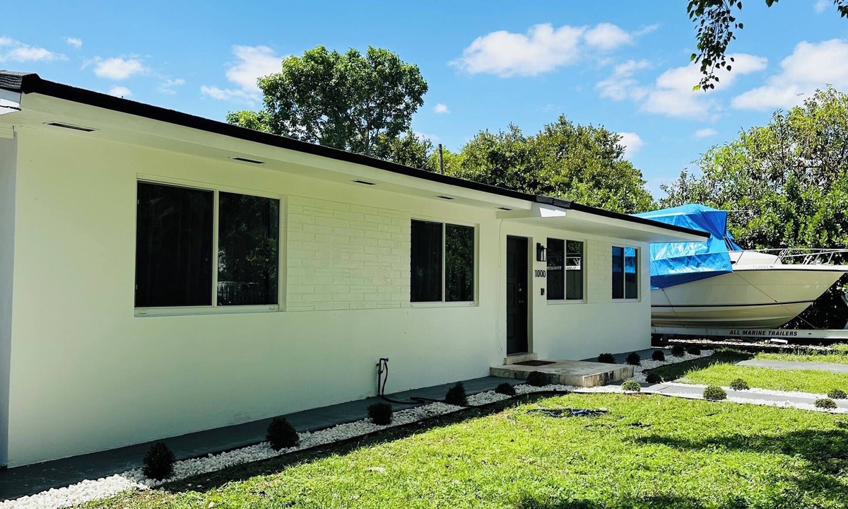 Coral Way House | Peaceful Private Studio with King Bed, Bath & Dining Space in Little Havana 🌴