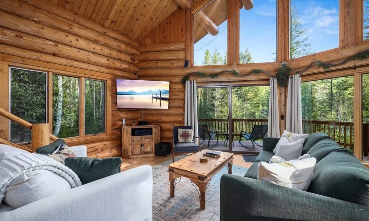 Columbia Falls House | Peaceful Relaxing Astrid Log Cabin
