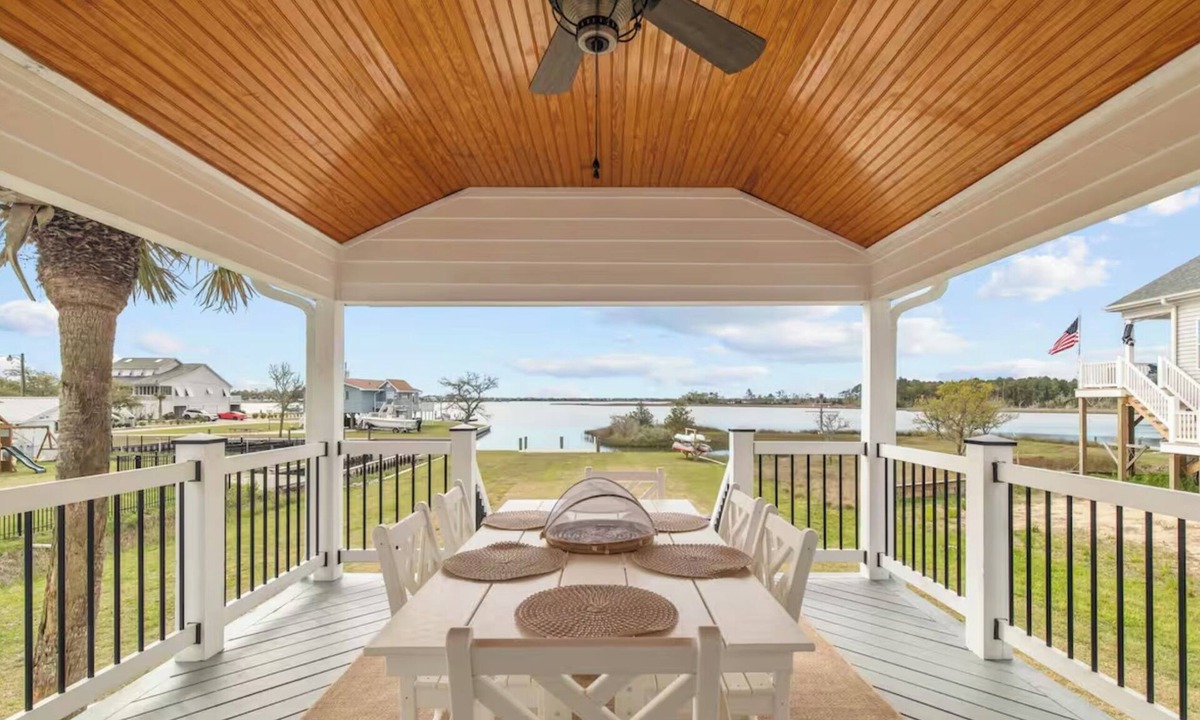 Newport House | Peaceful Waterfront Retreat. Beach minutes away. Gorgeous views