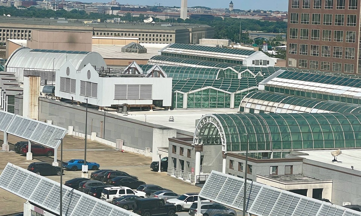 Pentagon City Apartment | Pentagon City 2BR Retreat - Shopping, Dining & Metro Nearby