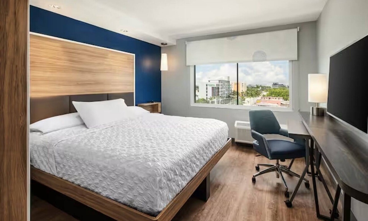 Dania Beach Hotel | Perfect Couple Escape | Steps to Frost Park, Marina, Parking! Free Breakfast!