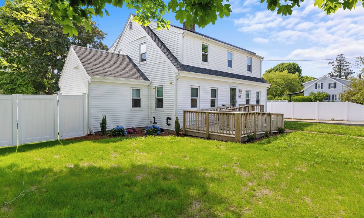 Hyannis House | Perfect Group Stay: 6BR Hyannis Home Near Beach, Dining & Nightlife