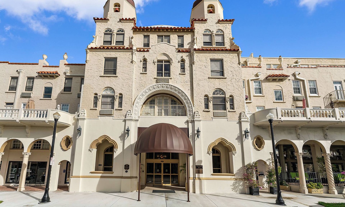 Palm Beach Condo | Perfect Palm Beach Location #2, spacious Condo, WiFi, AC in fabulous Palm Beach.