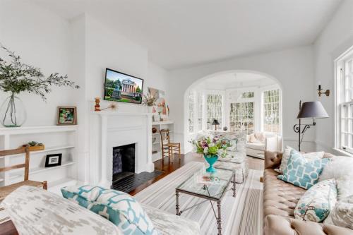 Jefferson Park Avenue House | Perfect UVA Location Historic Boone-White House