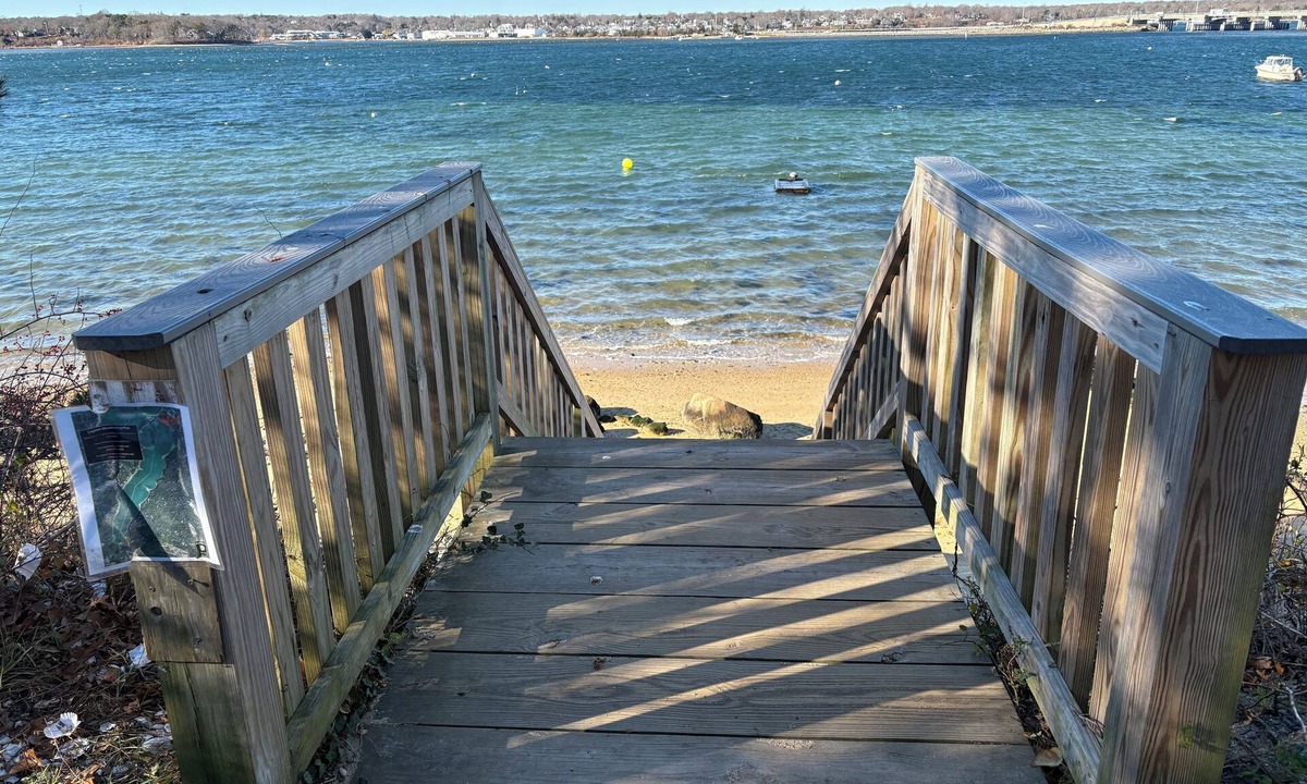 Lagoon Heights House | Perfect Vineyard escape steps away from Lagoon Pond and Oak Bluffs