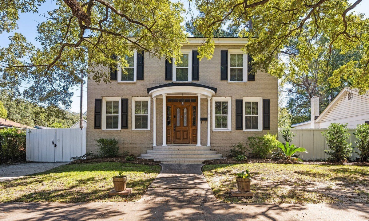 Georgetown House | Pet-friendly 105 year old home in historic Downtown Georgetown. Oak-lined streets.