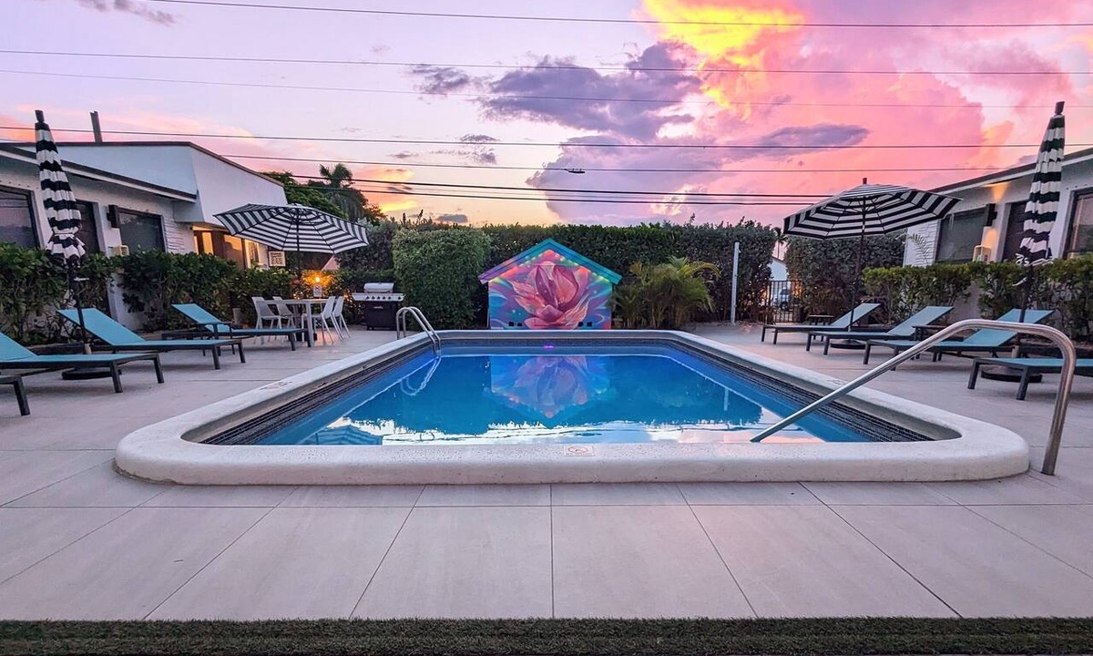 Deerfield Beach Apartment | Pet-Friendly 1BR 75 Yards to Beach Pool