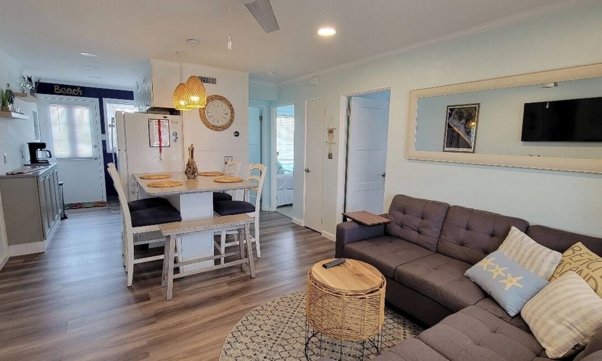 Wildwood Condo | Pet Friendly 2 bed 1 bath condo 4 night Minimum in-season June-Sept
