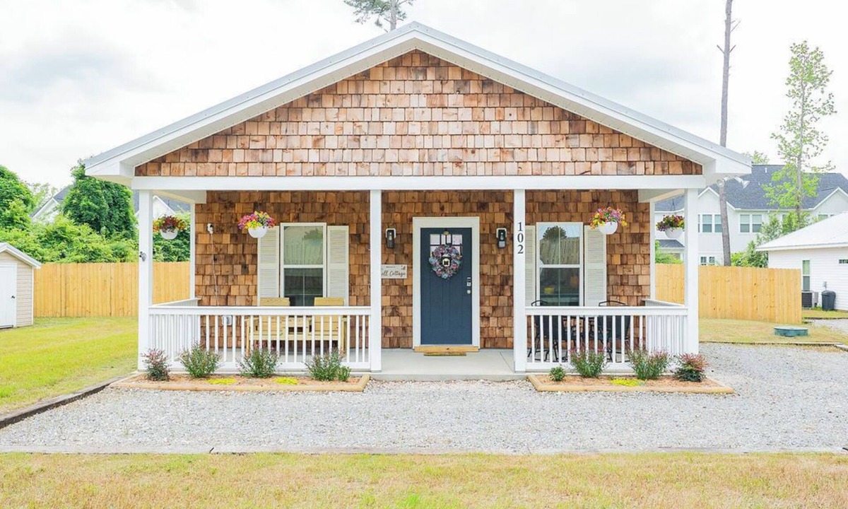 Hightsville House | Pet Friendly! Cozy Beach Cottage Minutes to Downtown and ILM-Fenced Backyard!