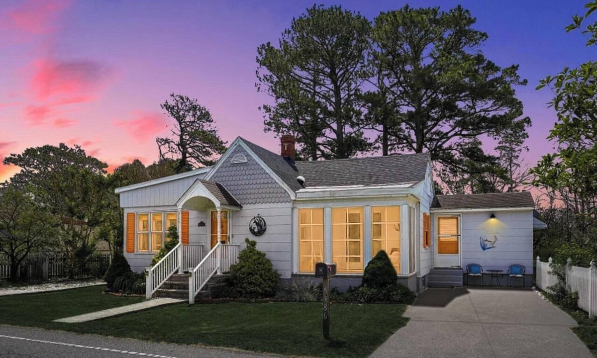 Chincoteague Cottage | Pet-friendly creekside cottage w/backyard