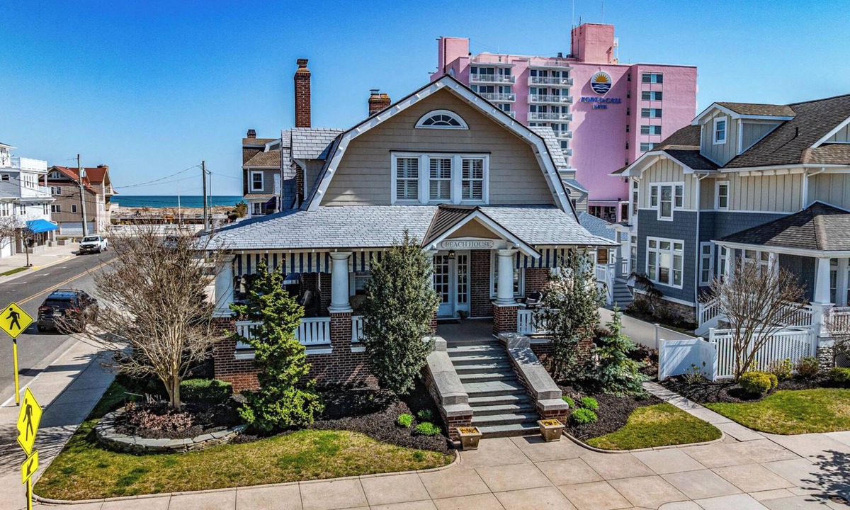 North End House | PET FRIENDLY- Grand 8BR/4BA Beach Block Retreat
