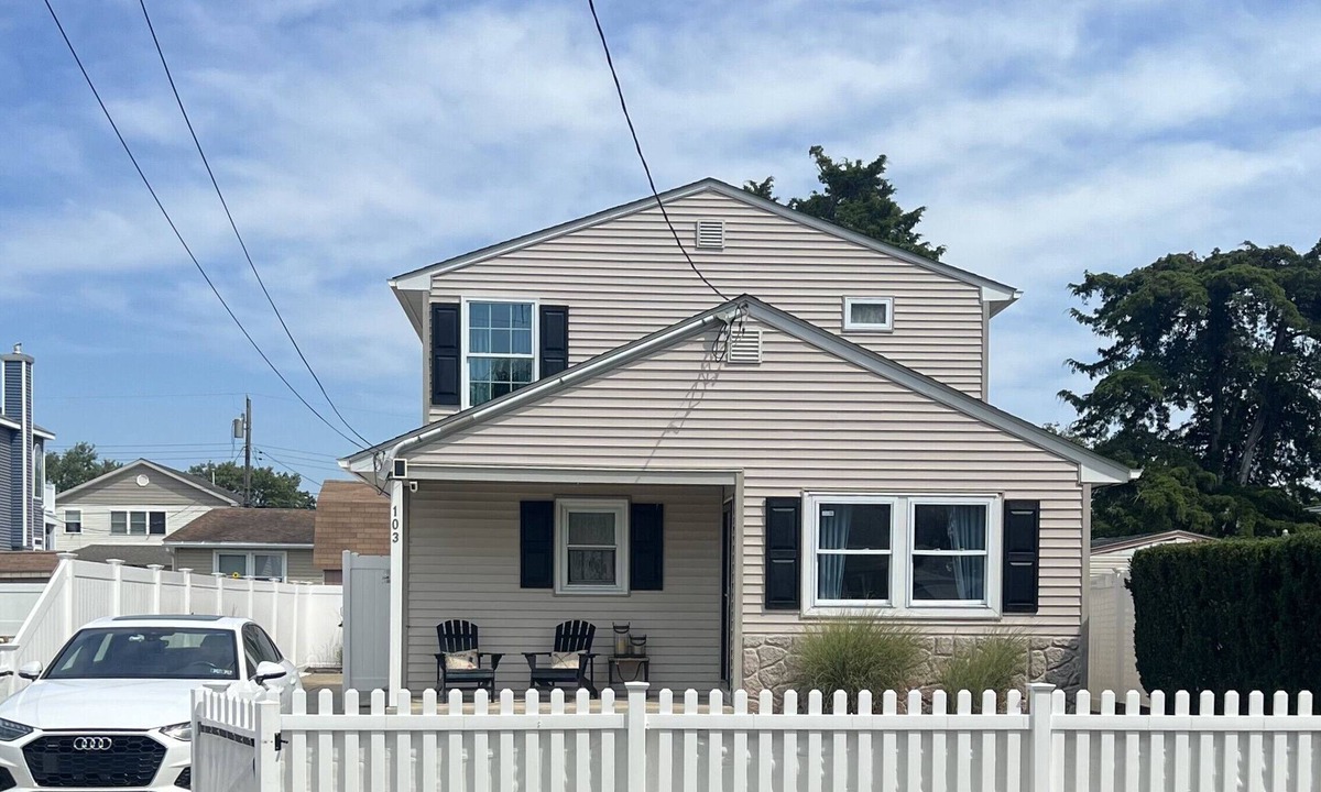 Villas House | Pet friendly home located just 5 houses from the Delaware Bay