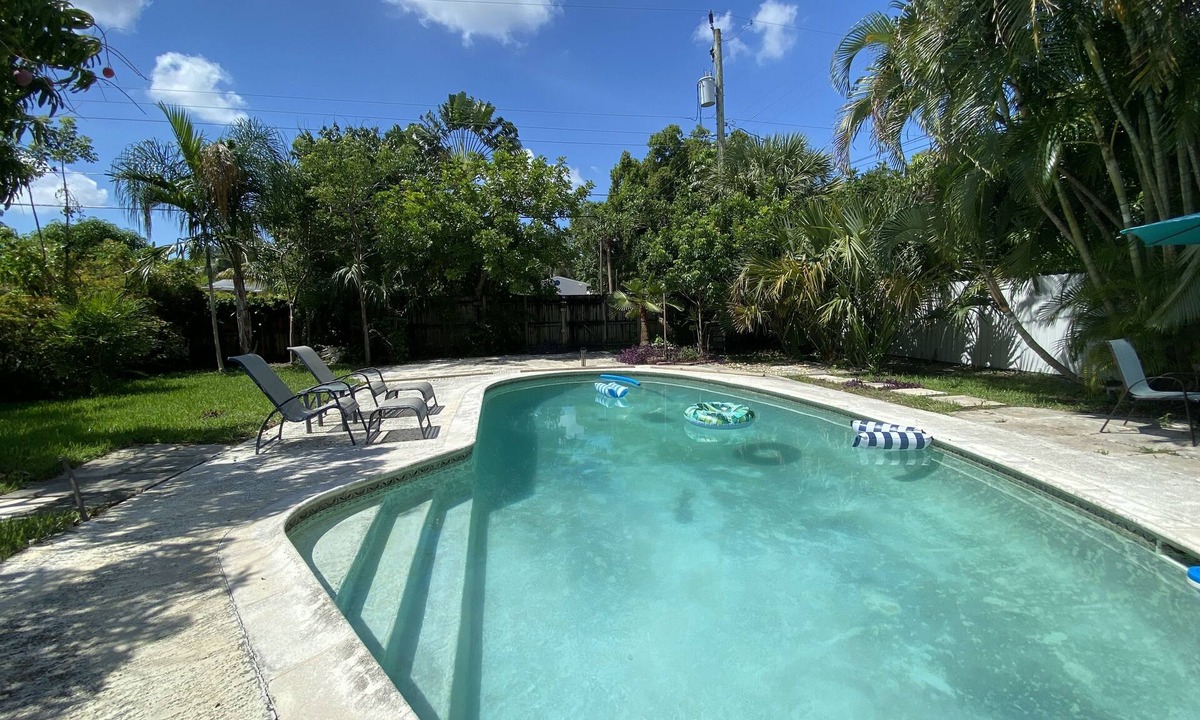 North Central Hollywood House | Pet friendly Pool Home in Hollywood Close to Beaches Airport Stadium Sleeps 6