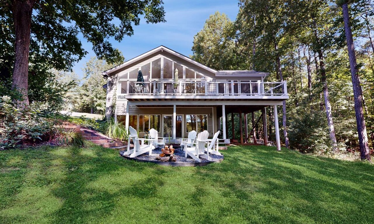 Bumpass House | Pet Friendly, pool table, ping pong, fire pit, free WIFI