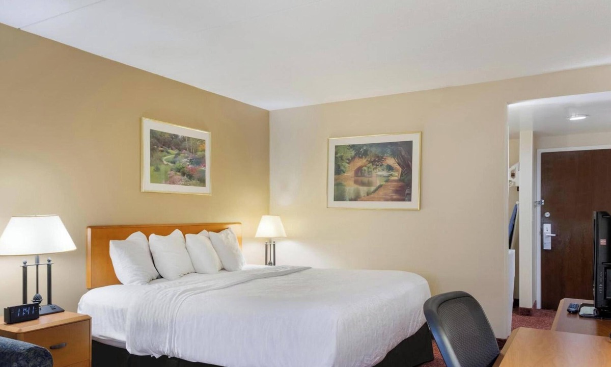 Smithfield Hotel | Pet-Friendly Room near Smithfield Crossings | Free Parking, Breakfast & Pool