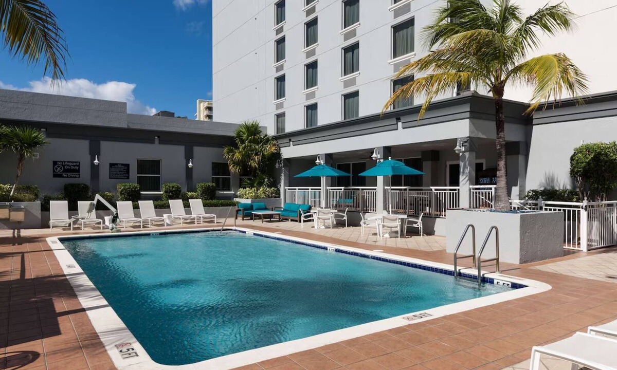 Downtown Fort Lauderdale Hotel | Pet-Friendly Stay | Outdoor Pool | Free Hot Breakfast | Parking Available