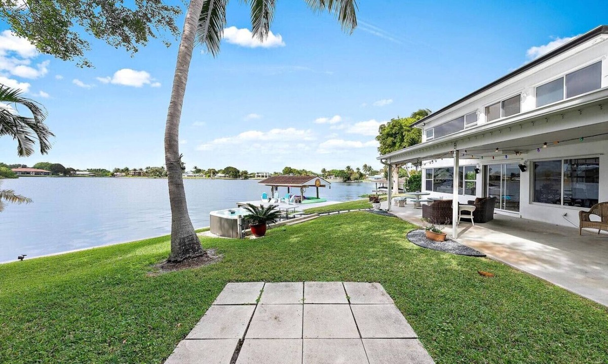 Lake Ida Shores House | Pet Friendly w Gym & Hot Tub - Lakefront Home