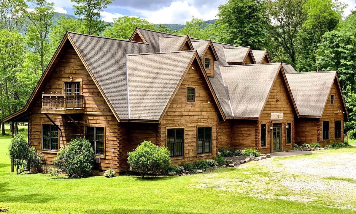 Mingo House | Picturesque Suite with Indoor Jacuzzi Tub in West Virginia