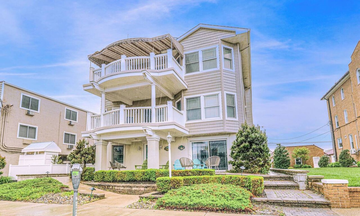 North End Condo | Pineapple Pad:ACROSS from beach + boardwalk + parking w/Full Linen Service!