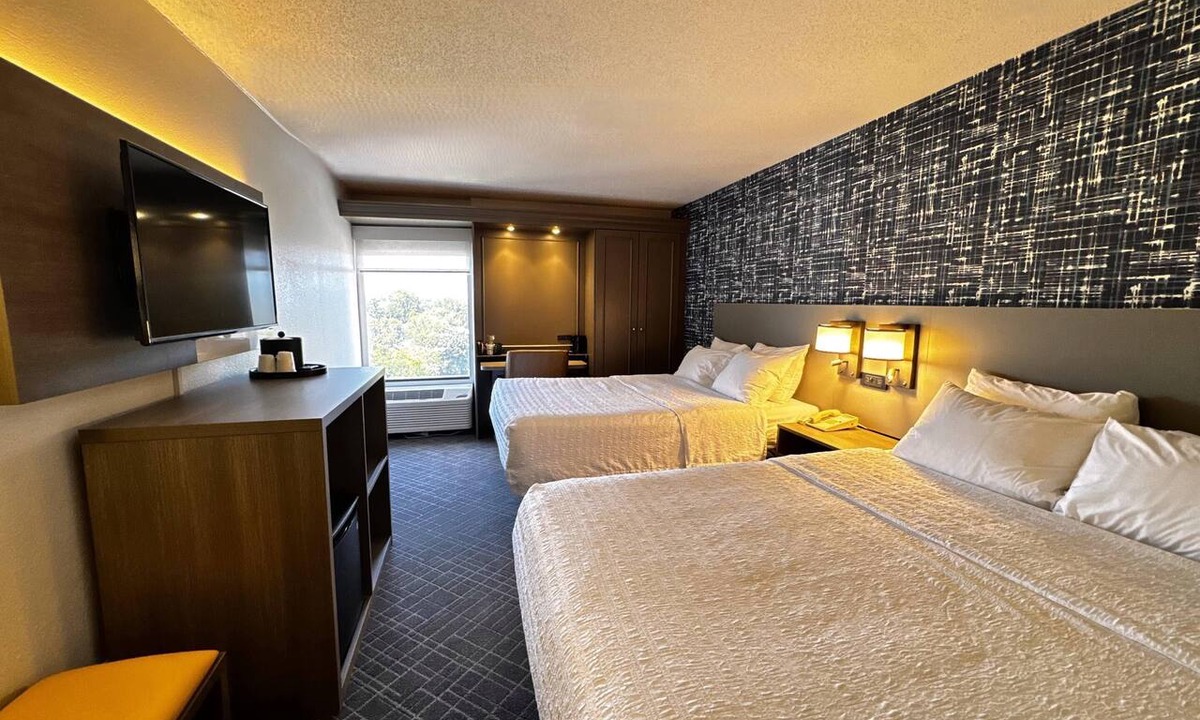Moon Township Hotel | Pittsburgh Airport Inn and Suites