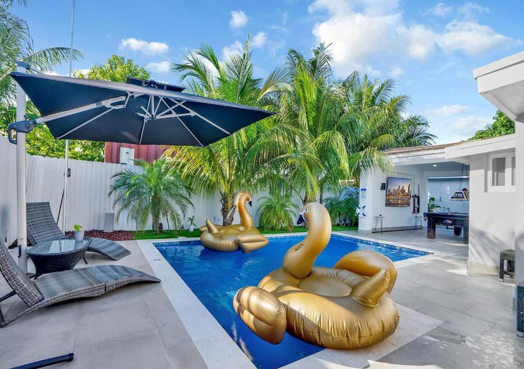 Miami Gardens Villa | Playhouse! 3mins Hard Rock, Heated Pool, Tub & Games