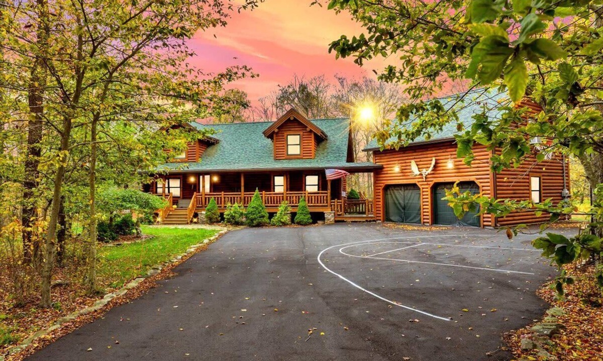 Gouldsboro Cabin | Pocono Log Cabin |Gold Star Community |
