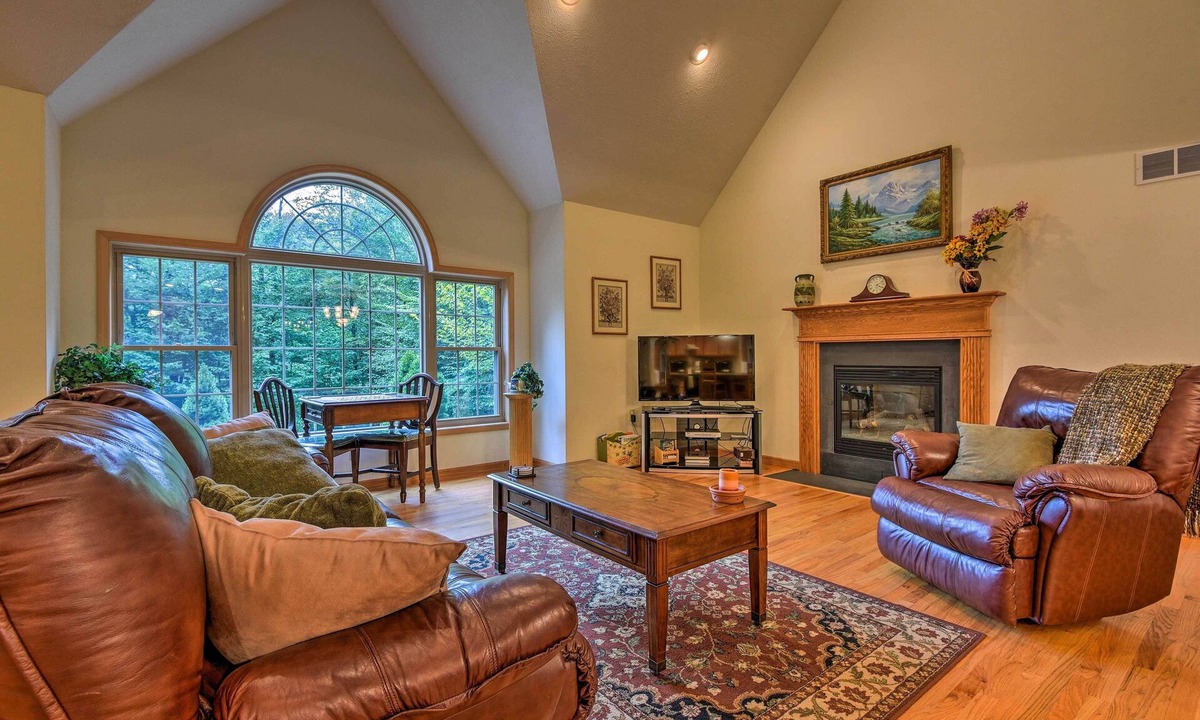 Gouldsboro House | Pocono Mountain Home w/3 Community Lakes!