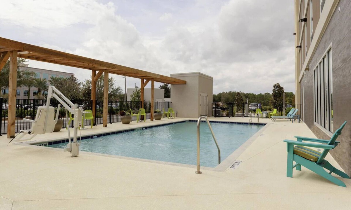 West Palm Beach Hotel | Polished 1BR King Suite w/Breakfast & Shuttle, 2.1mi Convention Center