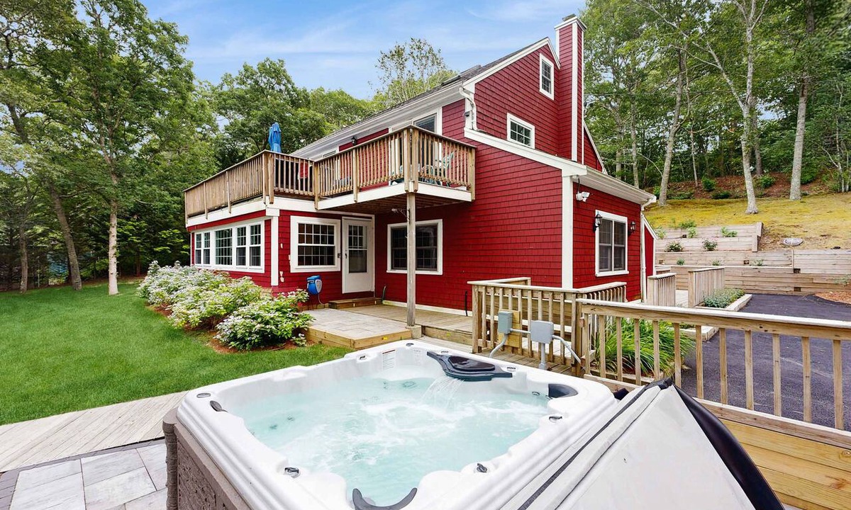 Sandwich House | Pond Treasure: Private beach, hot tub, sauna, play area & dog-friendly