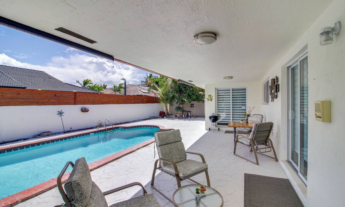 Country Club Apartment | Pool Access! Country Club of Miami Summer Getaway