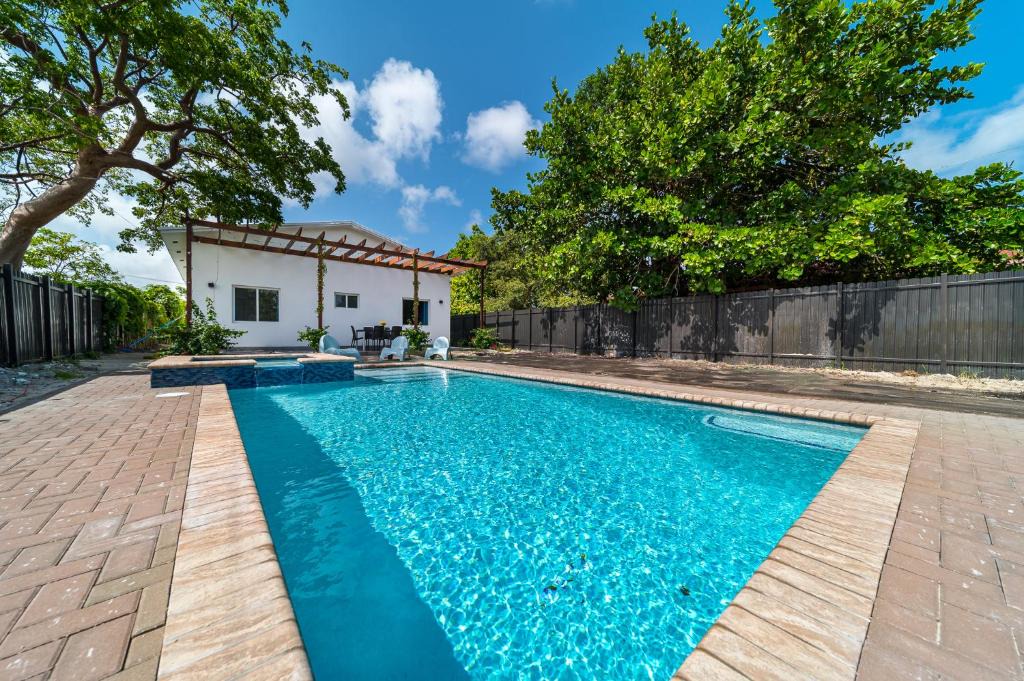 Hallandale Beach Villa | Pool Boutique Villa by the Beach 1